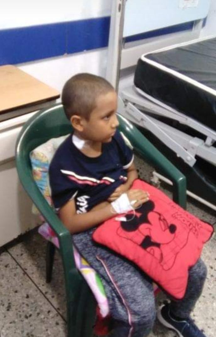 MamaLisVzla's tweet photo. Aaron paciente Oncológico de 9 años lucha contra la leucemia, necesita que lo apoyemos para que le realicen una punción de médula, sus padres no han podido completar, le faltan $220. En las imágenes están los datos de sus cuentas donde pueden donar. https://t.co/UFa57jt8IV