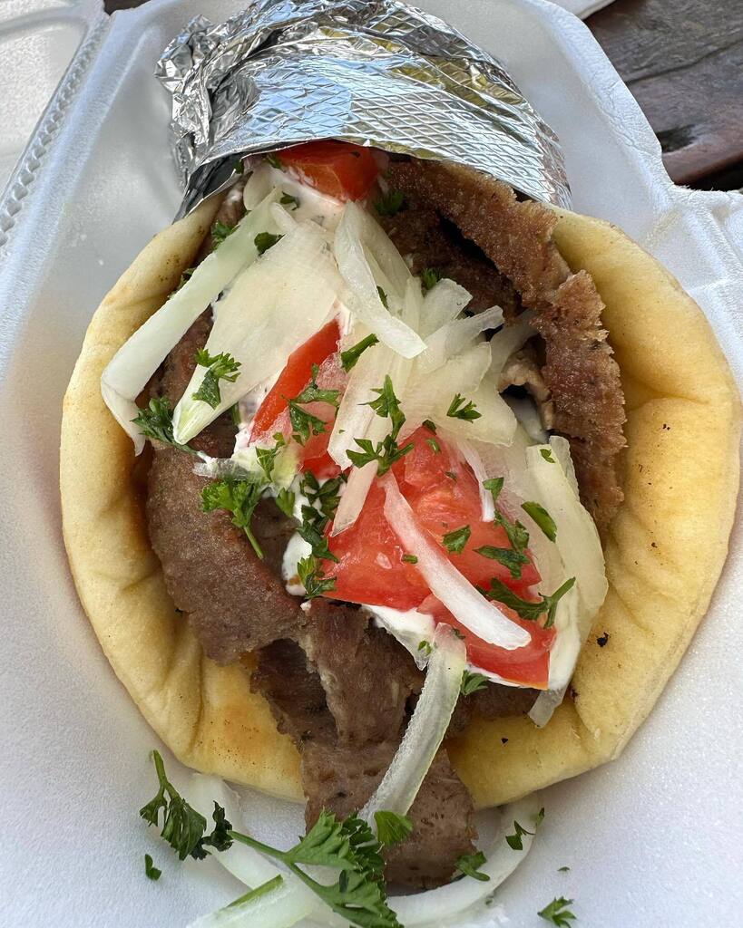 localandsmall's tweet photo. Tis the season for patio drinkin’, eatin’, and chillin’. 🙌

We just discovered this Thursday special at @oakstreetdrafthouse — and’ve already gone two weeks in a row.👇

✨Get a gyro from @fetaslonestargreek + a Texas draft (ciders included) at OSDH fo… https://t.co/8dqtWSne3p https://t.co/spAFm9A02j