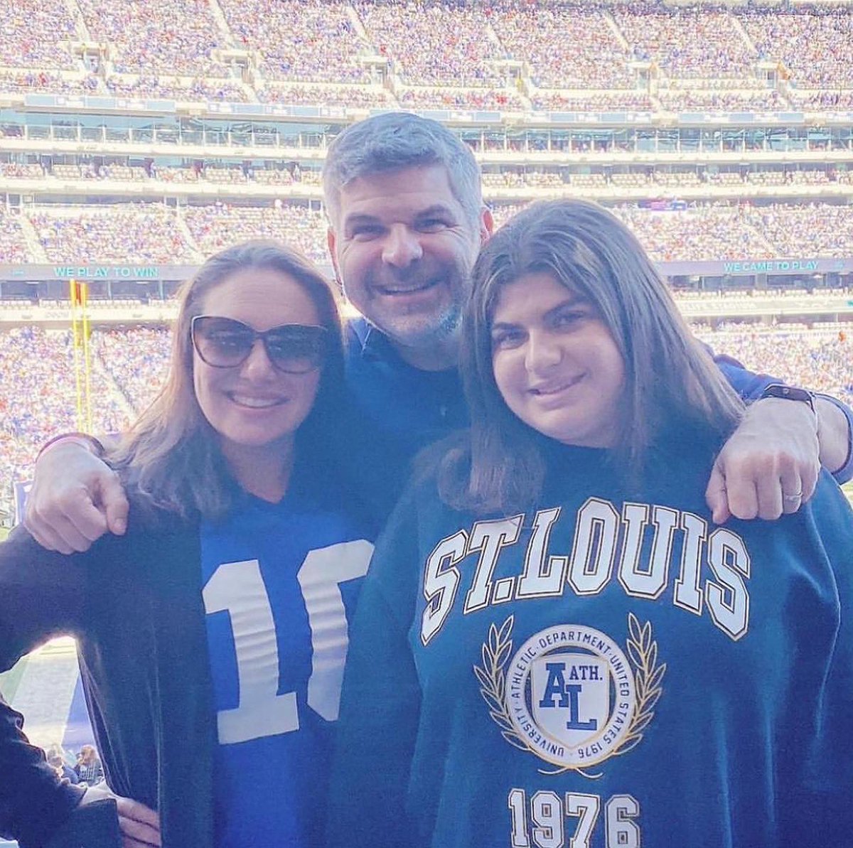 GreggArst's tweet photo. Though the color palate is different, a nod to @BigRed_STL @MetLifeStadium today with an STL call-out and run-in with #otisanderson. https://t.co/vgH7IdFc95
