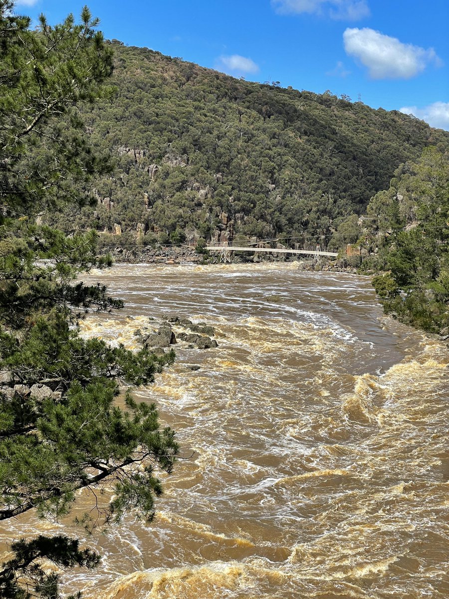 gasugasu1984's tweet photo. Cataract Gorge still pumping.  Not quite as high as the weekend.  Nature is powerful.  Turn on sound for video https://t.co/cWxWJmgL69