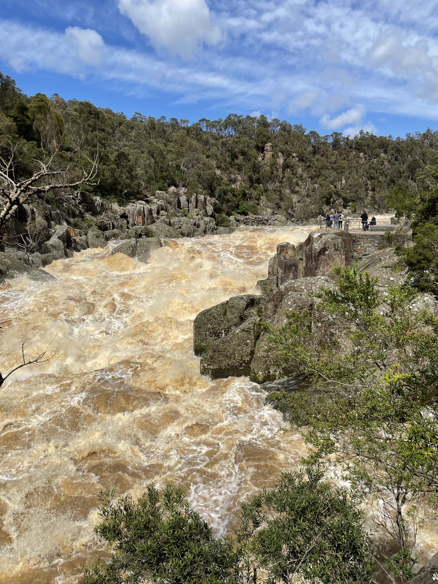 gasugasu1984's tweet photo. Cataract Gorge still pumping.  Not quite as high as the weekend.  Nature is powerful.  Turn on sound for video https://t.co/cWxWJmgL69