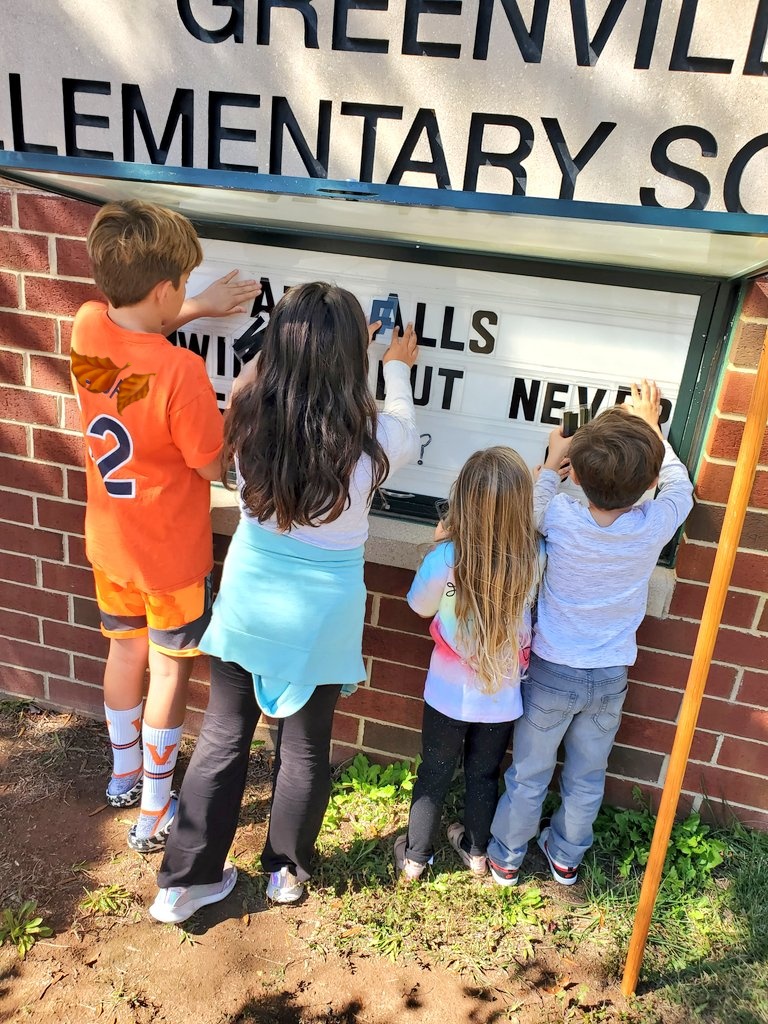 KaitReder's tweet photo. The Littles had a chance to help out the big 5th Graders again w/ the Marquee Sign 😁🙌 They always love this special time ❤️ Shout to @KNicholson91016 for helping the kids make it happen! #GreenvilleES #LookAtThoseSmiles #GESKinderRocks @GreenvilleES @erika_kersey @GESMrGardner https://t.co/btxgQ2i800