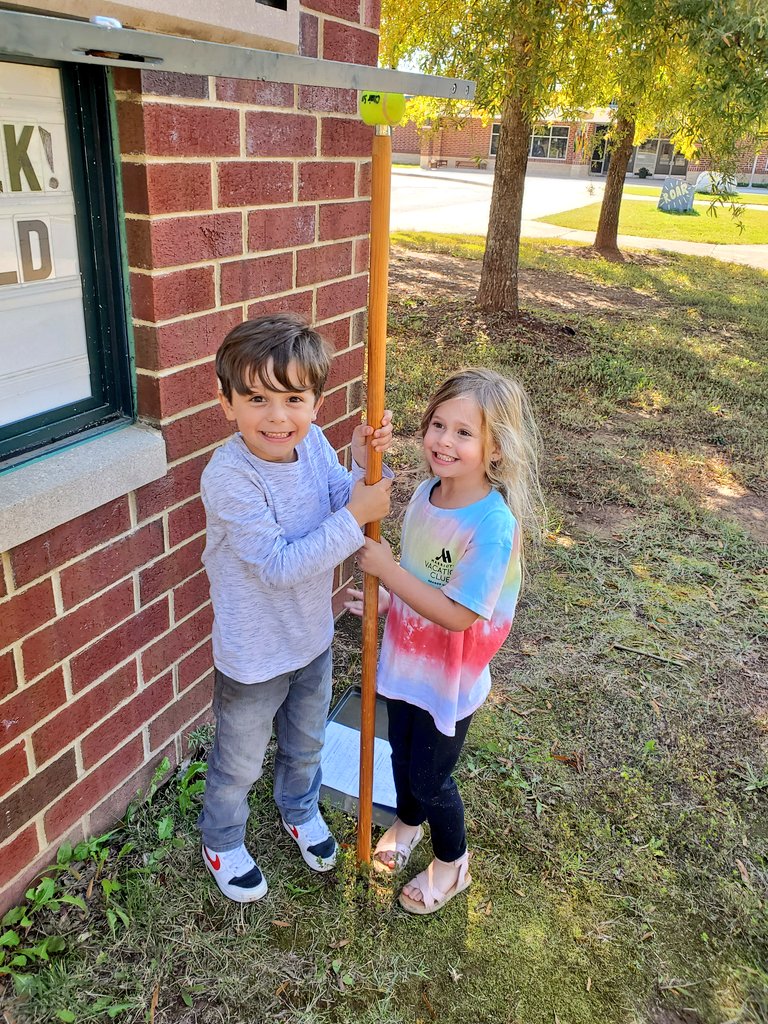 The Littles had a chance to help out the big 5th Graders again w/ the Marquee Sign 😁🙌 They always love this special time ❤️ Shout to <a href="/KNicholson91016/">Katie Nicholson</a> for helping the kids make it happen! #GreenvilleES #LookAtThoseSmiles #GESKinderRocks <a href="/GreenvilleES/">Greenville ES</a> <a href="/erika_kersey/">Erika Kersey, NBCT</a> @GESMrGardner