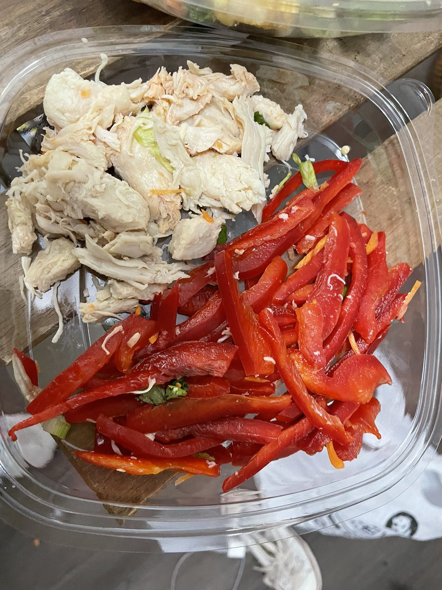 Madreof1's tweet photo. Really disappointed with @PeiWei ordered a chopped chicken salad with extra chicken. Didn’t get extra chicken but sure did get a lot of soggy and browning lettuce. This salad had more red bell pepper than chicken. https://t.co/dfHKvHQ1j7