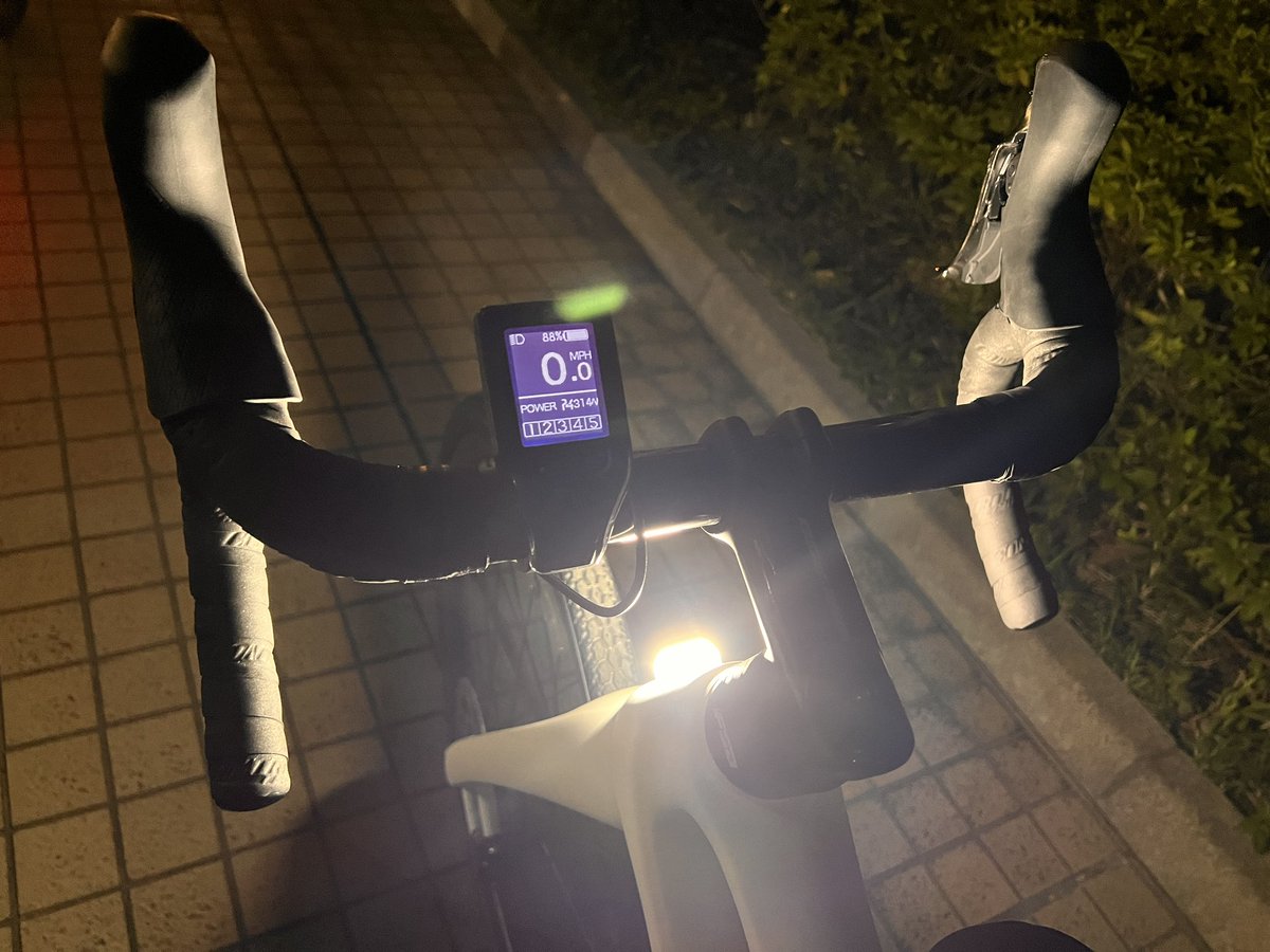 miyamiya's tweet photo. 仕事が終わらずデビューが夜になったのですがEバイクすいすい✨ライトが光るとウルトラマンみたいで可愛い!
しかし、走るには広域照明で視界が悪いし、手元が明るすぎて慣れるまでちょっと怖かった。
夜目があまりきかないので、ライトは別付しようと思います😏✨電池切れでも安心だ!
#superstrata https://t.co/wVpTFkJ5xX