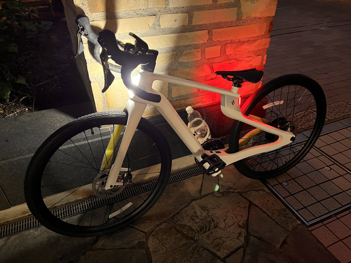 miyamiya's tweet photo. 仕事が終わらずデビューが夜になったのですがEバイクすいすい✨ライトが光るとウルトラマンみたいで可愛い!
しかし、走るには広域照明で視界が悪いし、手元が明るすぎて慣れるまでちょっと怖かった。
夜目があまりきかないので、ライトは別付しようと思います😏✨電池切れでも安心だ!
#superstrata https://t.co/wVpTFkJ5xX