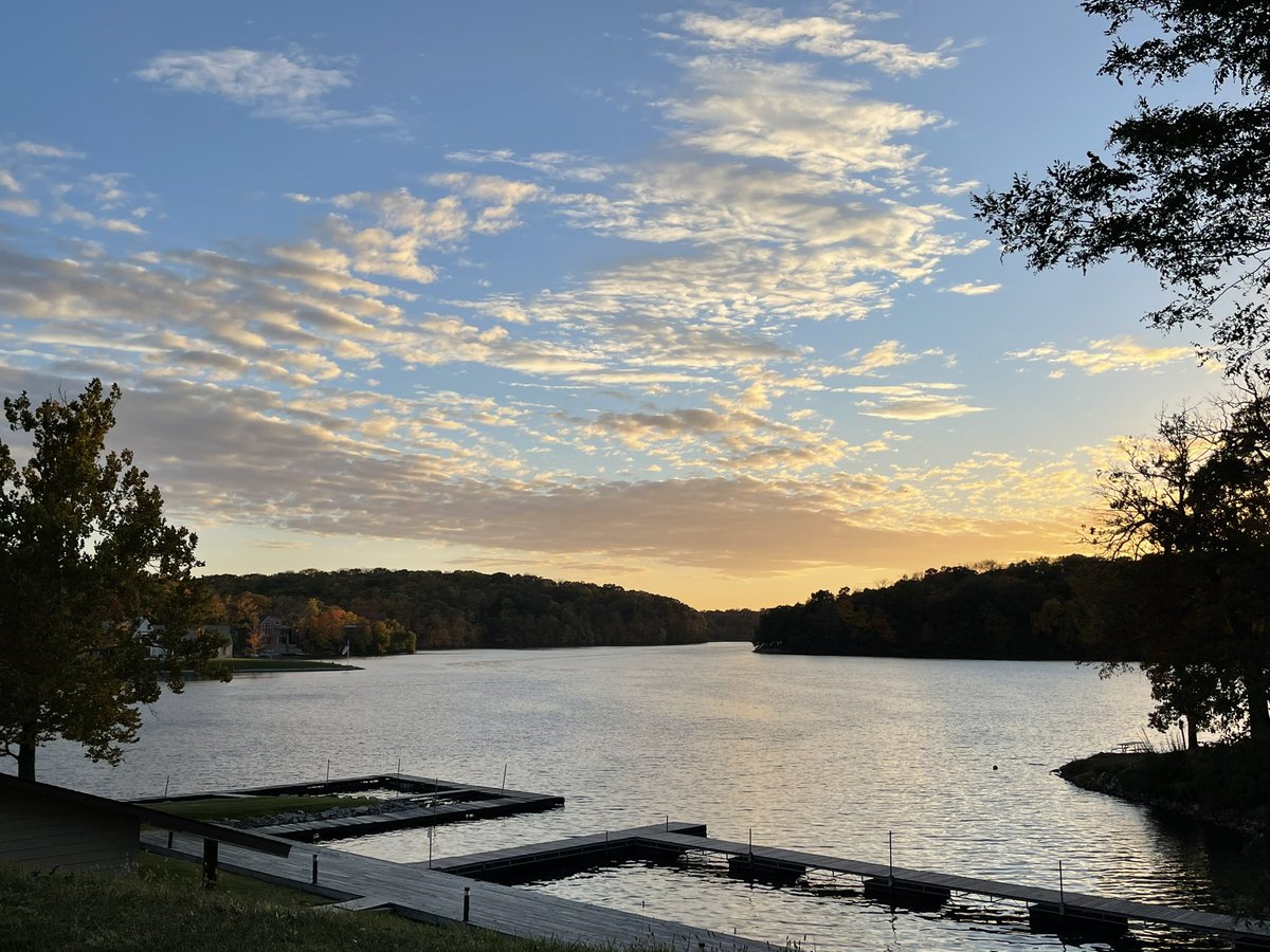 jockschat's tweet photo. „As for the sky there are no fences facing…“ #fall #iowa #lakemacbride #colorschanging https://t.co/XiiOvTLIsu