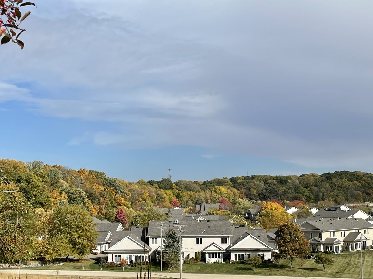 jockschat's tweet photo. „As for the sky there are no fences facing…“ #fall #iowa #lakemacbride #colorschanging https://t.co/XiiOvTLIsu