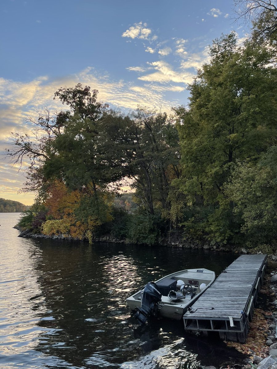jockschat's tweet photo. „As for the sky there are no fences facing…“ #fall #iowa #lakemacbride #colorschanging https://t.co/XiiOvTLIsu