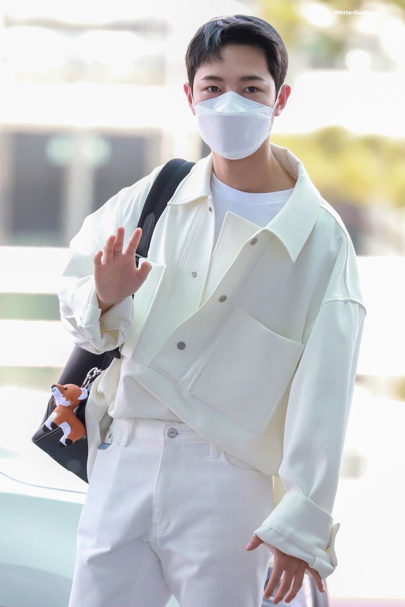 For_HRJKMJ's tweet photo. After #SMTreatWINTERBetter now we have #SMTreatRENJUNBetter 
They deserve all the love in the world.
#RENJUN #런쥔 #WINTER #윈터 🦊⭐ https://t.co/0CHl5nqOao
