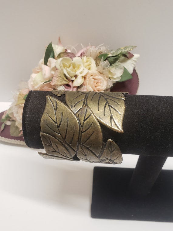 LauraCharbonnea's tweet photo. Amazing Multiple Leaf Statement https://t.co/rwcYPuVt4b via @EtsySocial #jewelry  #fashion  #hingebracelet #statementbracelet https://t.co/sBzsbl8exF