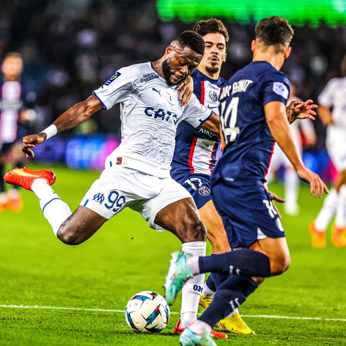 lnstantFoot's tweet photo. Malgré tout, Chancel Mbemba a "pockétisé" Kylian Mbappé ce soir ! 🔥

#LeClassique | #PSGOM https://t.co/7KUJX0CW0H