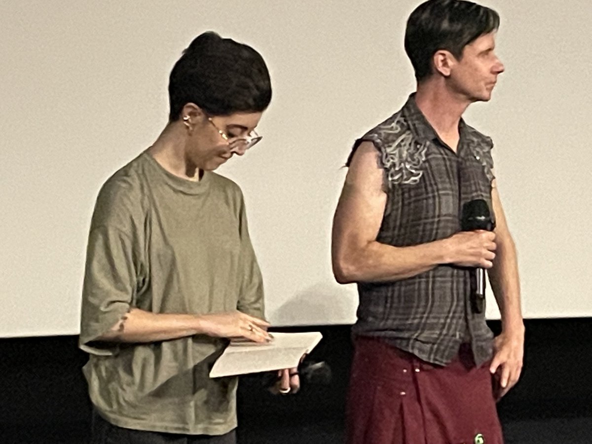 sevelaure's tweet photo. Ce soir #Fifib
#JohnCameronMitchell avec patience, humour et gaité répond aux nombreuses questions qui lui sont adressées d’une salle comble.
« How to Talk to Girls at Parties » 2017 https://t.co/5Y1VVEDBgr