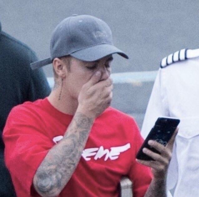 94Jbiebz's tweet photo. "begini tanggapan justin bieber mengenai foto istri dan mantan berpelukan" https://t.co/gXqk6oo7wt
