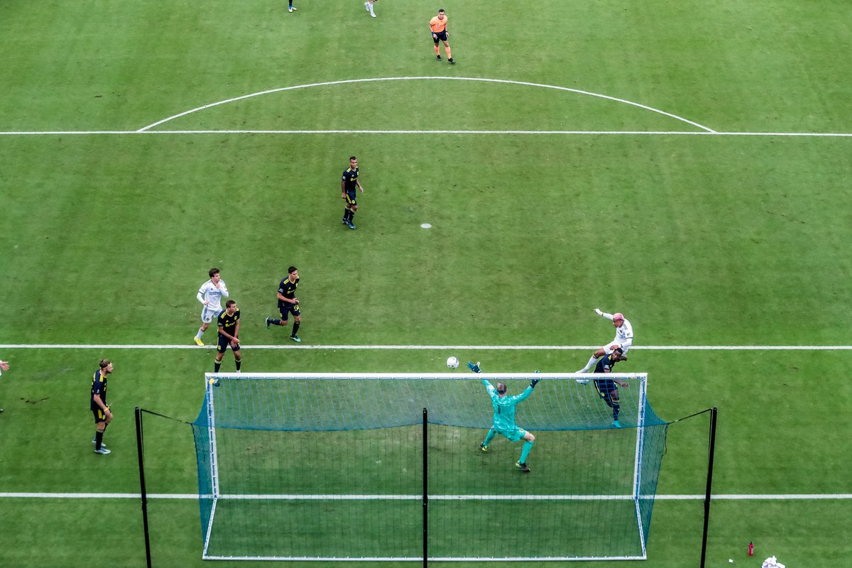 LAGalaxy's tweet photo. this is a work of art 🖼 https://t.co/C01boyoI37