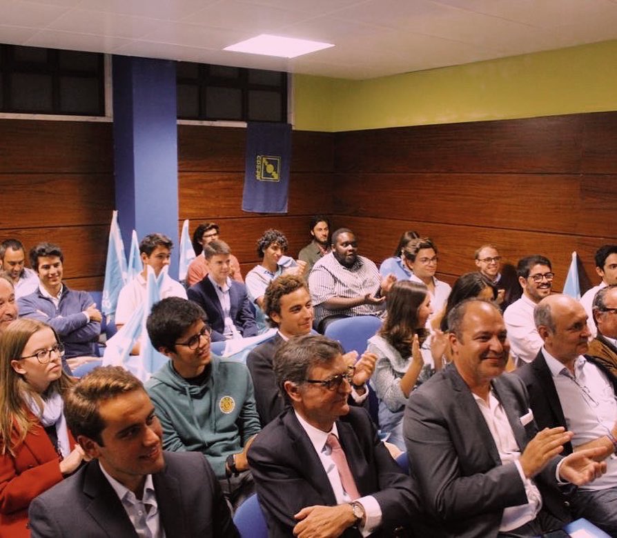 PopularSintra's tweet photo. Tomada de posse da JPSintra ⚪️🔵

Ontem, testemunhamos uma casa cheia para aplaudir a reeleição da equipa da JPSINTRA renovada e cheia de força para continuar a trabalhar e fazer a diferença na vida dos jovens sintrenses!

Viva a JPSINTRA!
Viva o CDS-PP!
Viva sempre Portugal! https://t.co/qli6LjZ79X