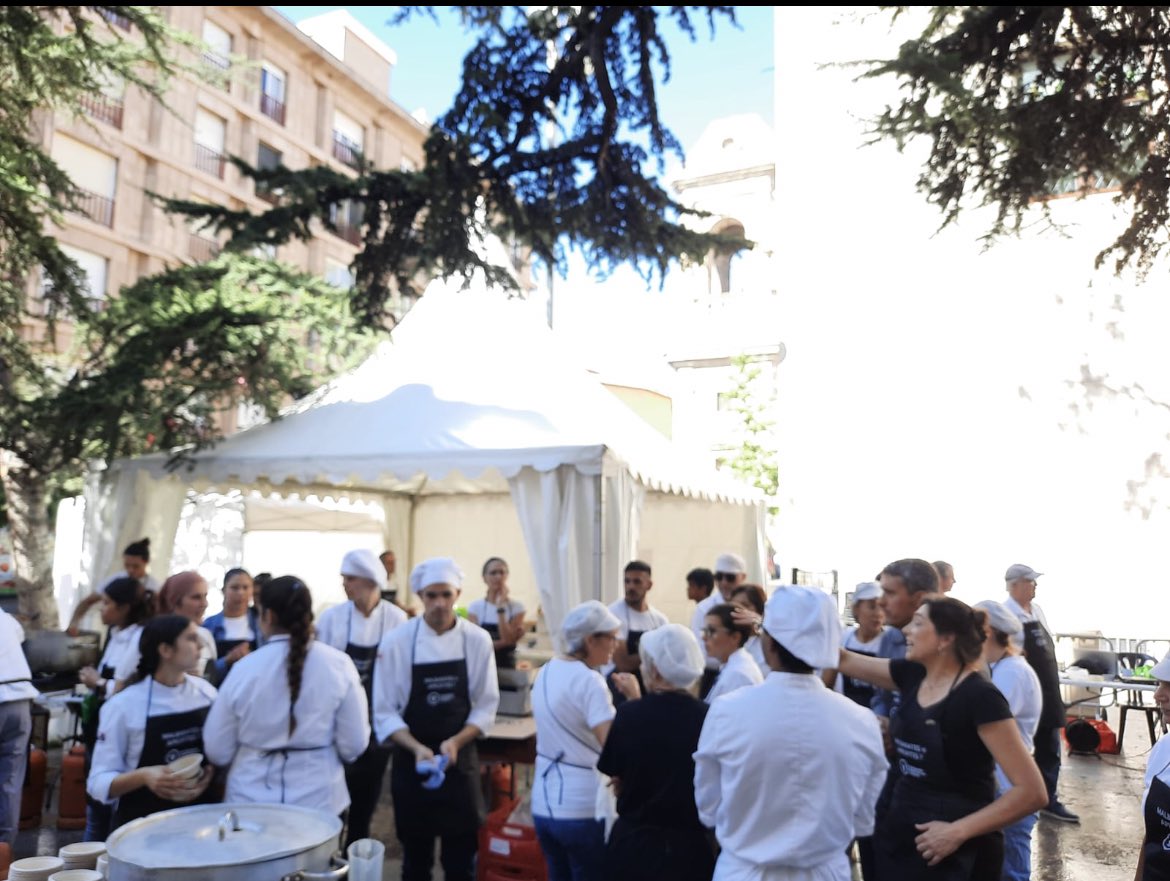blancasalroc's tweet photo. Ahir @BALleida va mostrar el compromís a fer front la #inseguretatalimentaria i la #famzero celebrant un dinar pel #malbaratament Una manera Excel.lent de promoure #HealthyDietsHealthyPlanet i commemorar el #WorldFoodDay2022 @residuscat @salut @paerialleida @elpaletlleida https://t.co/Zoij12s1CF