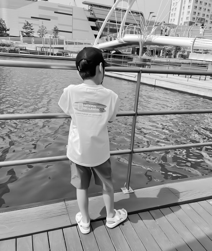 ᅟ
ᅟ
ᅟ
"And if you ask me too..
Daddy's gonna buy you a mockingbird.
I'ma give you the world,
I'ma buy a diamond ring for you,
I'ma sing for you,
I'll do anything for you to see you smile."
ᅟ