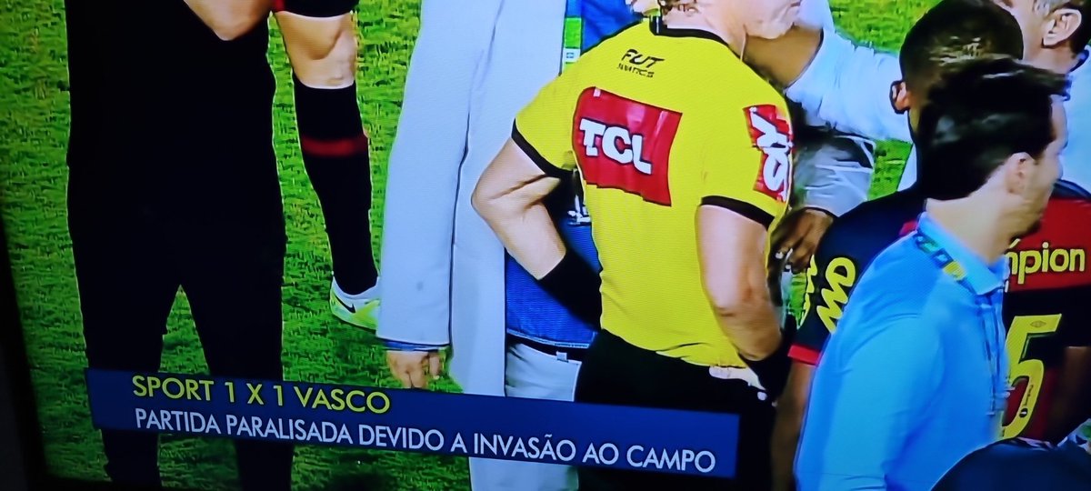 CesarVP's tweet photo. Vasco empata aos 45 do 2° tempo e causa uma briga generalizada. 
#Brasileirao2022 #sportxvasco #brigadetorcida #invasao https://t.co/ZzM9pYOwY8