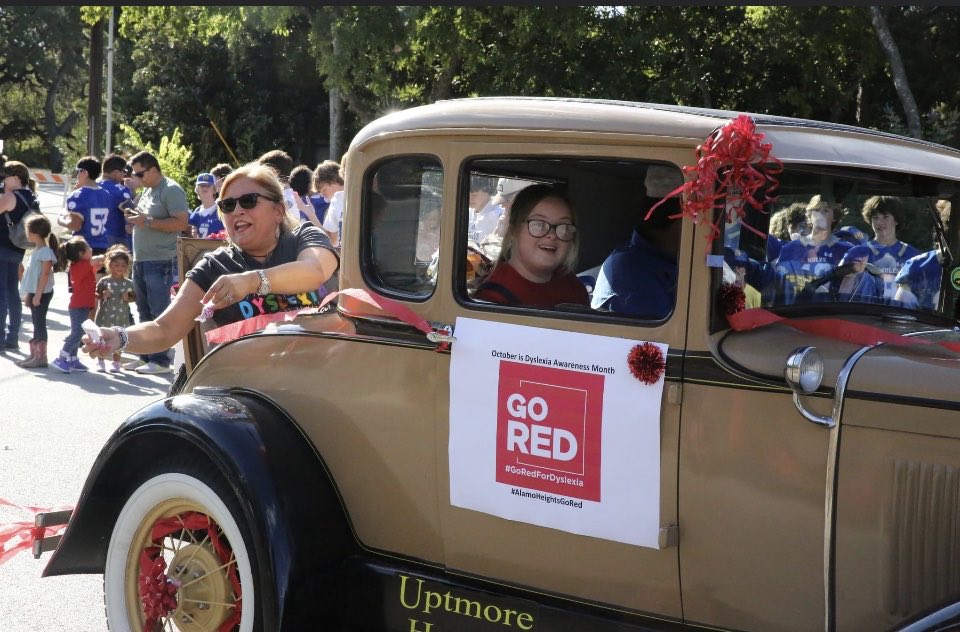 ⁦<a href="/Cambridge_AH/">🐴Cambridge Elementary AH</a>⁩ collaboration with ⁦<a href="/WoodridgeElem/">Woodridge</a>⁩ to spread #dyslexiaawareness ⁦<a href="/AHISD/">Alamo Heights ISD</a>⁩ #HowdyNight parade. ⁦@CammieBlake⁩ #AlamoHeightsGoRedForDyslexia