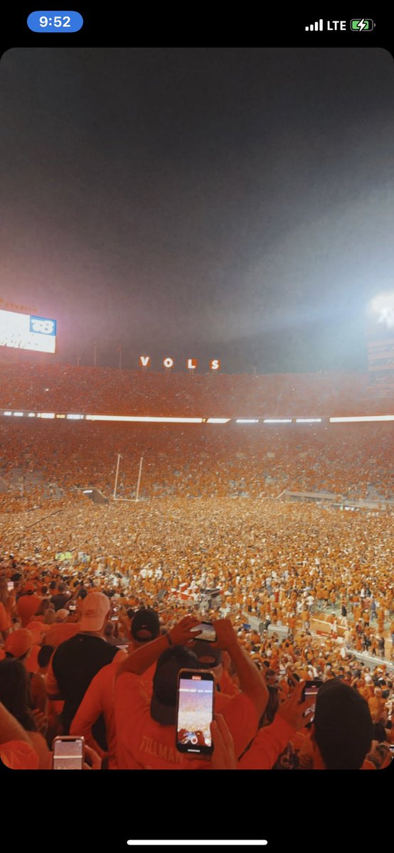 reeseobiggs's tweet photo. GO VOLS GO🍊🍊🍊🧡🧡🧡🧡🙌🏼🙌🏼🙌🏼🙌🏼😭😭😭🏈🏈 Best night ever!!!!! https://t.co/5mPSKOc4Rw