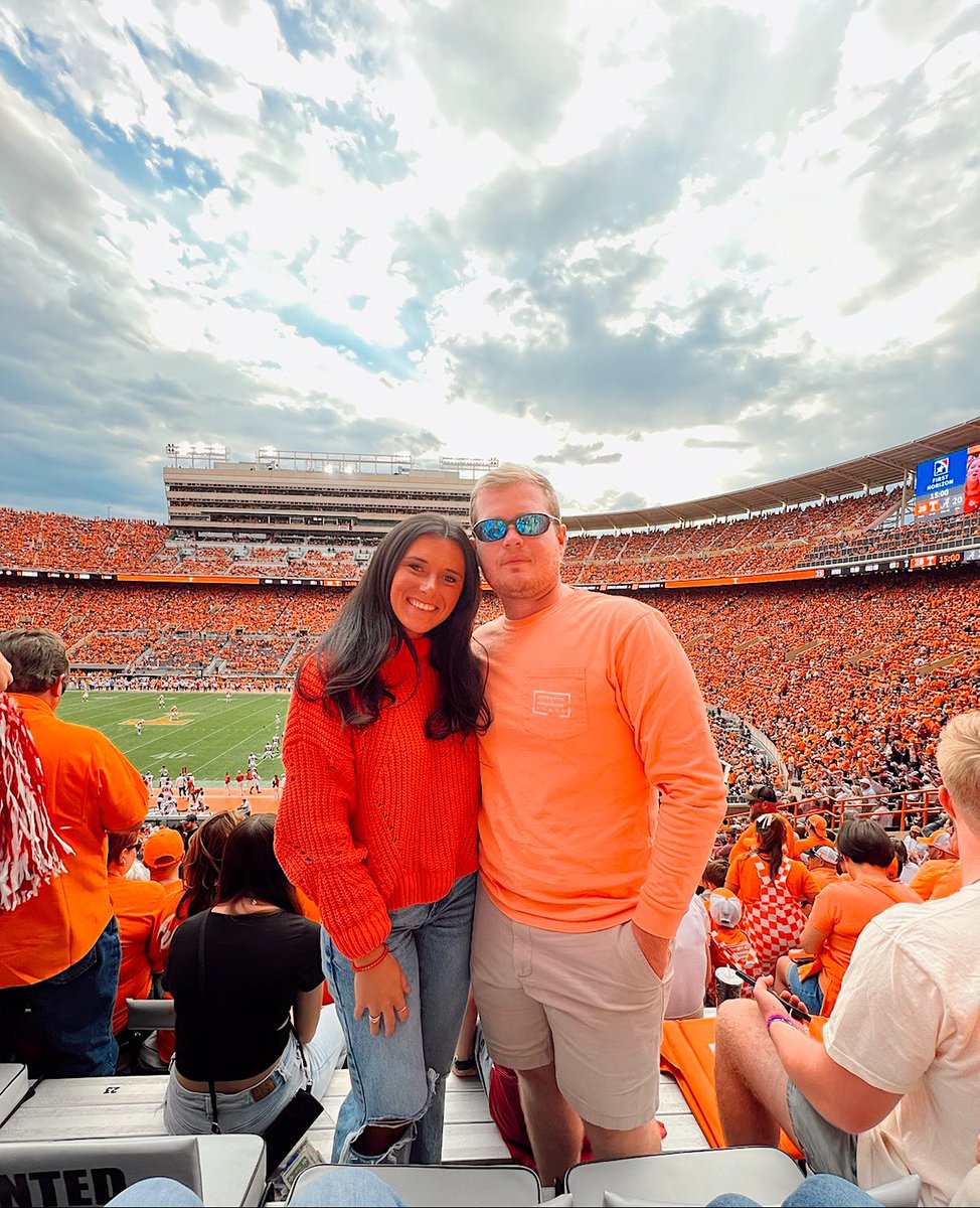 reeseobiggs's tweet photo. GO VOLS GO🍊🍊🍊🧡🧡🧡🧡🙌🏼🙌🏼🙌🏼🙌🏼😭😭😭🏈🏈 Best night ever!!!!! https://t.co/5mPSKOc4Rw