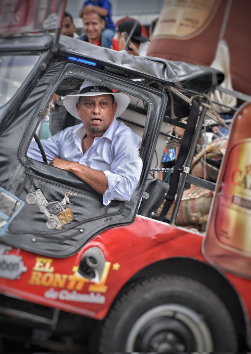 publiLuisErnest's tweet photo. 📷
"Desfile del #yipao en #ArmeniaQuindío...
Un derroche de pericia, de tradición y de unos carros que amamos en la zona cafetera de #Colombia.
🚙
#RetratosDeCalleLuisE
#YipaosLuisE
#ArmeniaLuisE
#Jeep #campero #willys
#QuindíoColombia
#ejecafetero
#PaisajeCulturalCafetero https://t.co/kKSyJOSFie