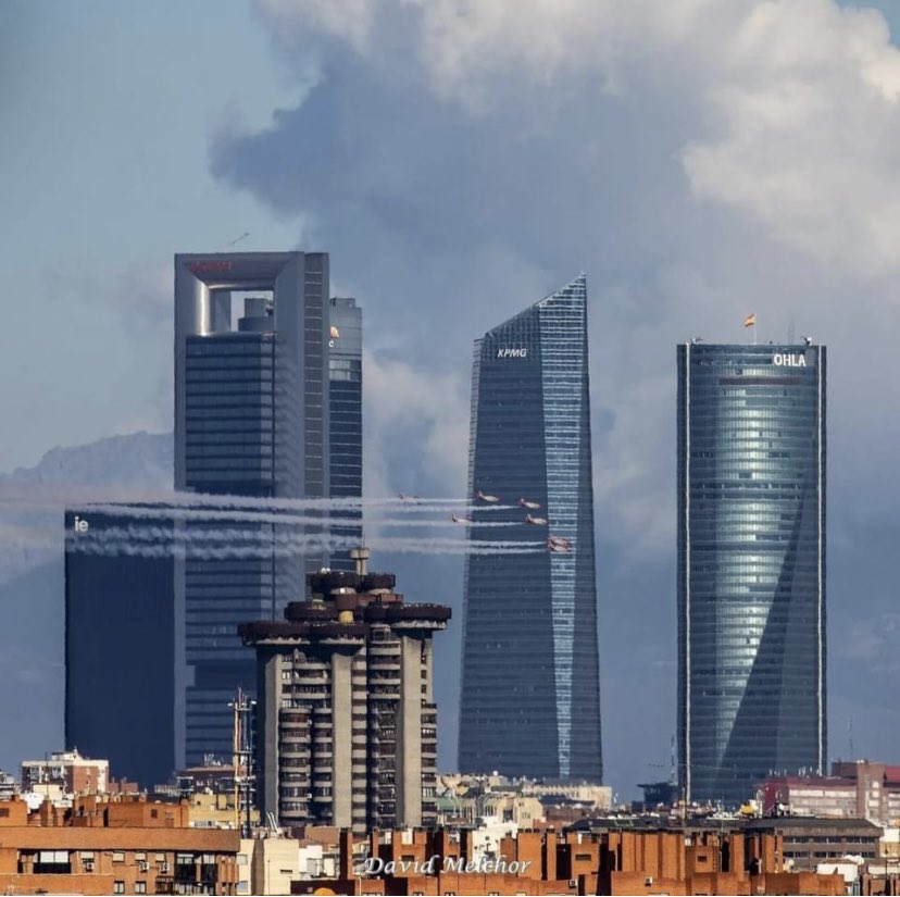 Esta foto de <a href="/dmelchordiaz/">DAVID MELCHOR DIAZ</a> me ha hecho pensar sobre la escala de la arquitectura a través del tiempo y sobre hacia dónde vamos. La vida vertical. La foto, increíble.