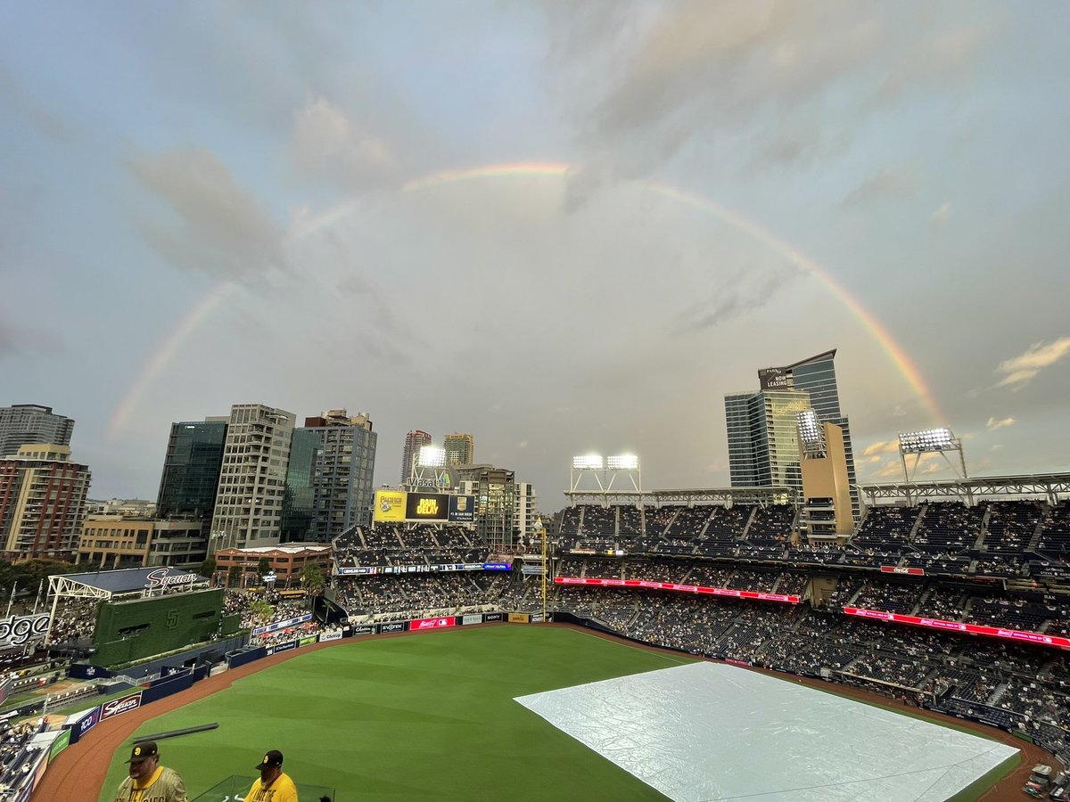 SingerinSixth's tweet photo. GO PADRES 🤎💛 https://t.co/9SBBVFH2eK