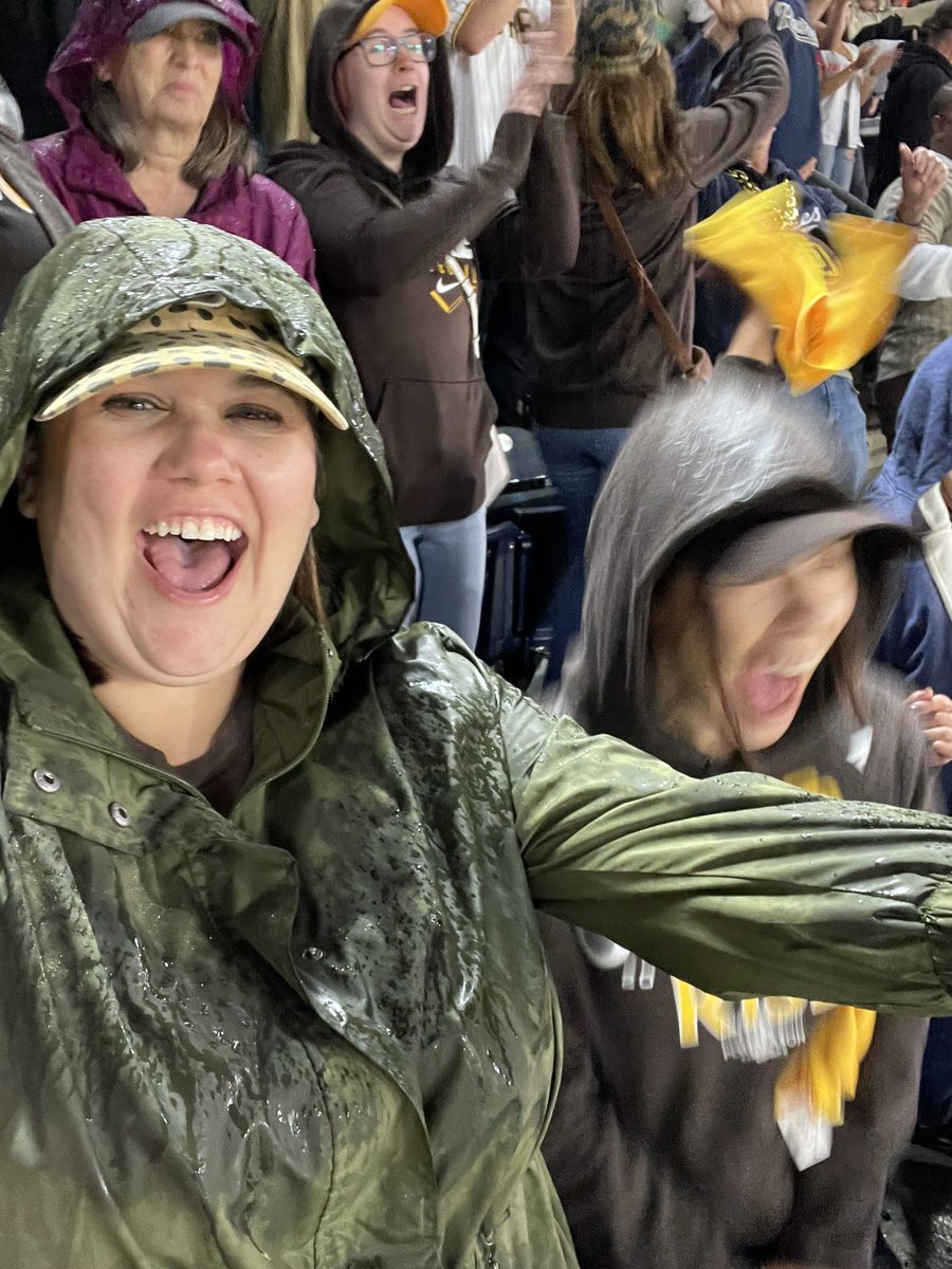 SingerinSixth's tweet photo. GO PADRES 🤎💛 https://t.co/9SBBVFH2eK
