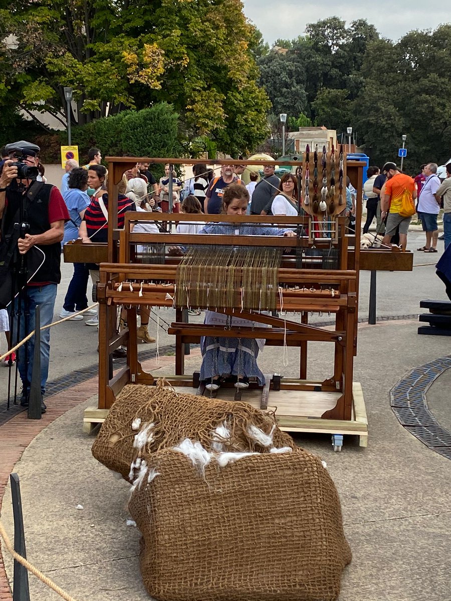 Des de la Colònia Modernista 
volem agraïr a totes les persones,entitats,empreses col.laboradores que han ajudat 1 any més a teixir amb èxit una nova edició.Moltes gràcies a tots els qui ho heu fet possible.
Esperem que hagueu gaudit molt aquest capdesetmana.
Fins la propera!