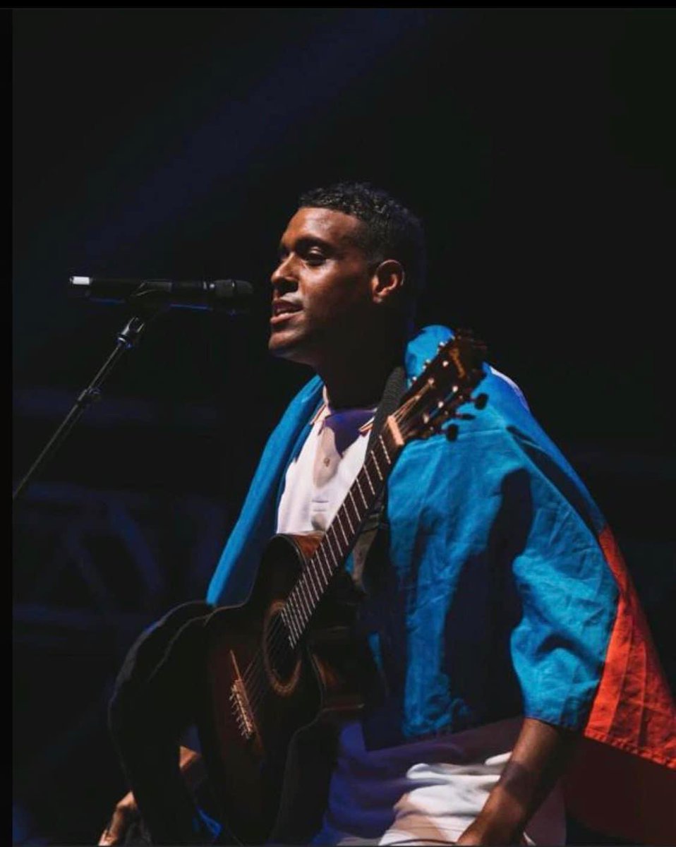 BeethovaObas's tweet photo. Mika,
Ton départ nous a cloués au sol. Ce pays que tu aimes tant n’a, une fois de plus, pu trouvé sommeil. Cette fois le cœur d’Haïti est en larmes pour une autre raison: Le tien a lâché à la fin d’une vibrante prestation.
 
Mika… https://t.co/6BfD1QUN7P https://t.co/mHXoHa5yUp
