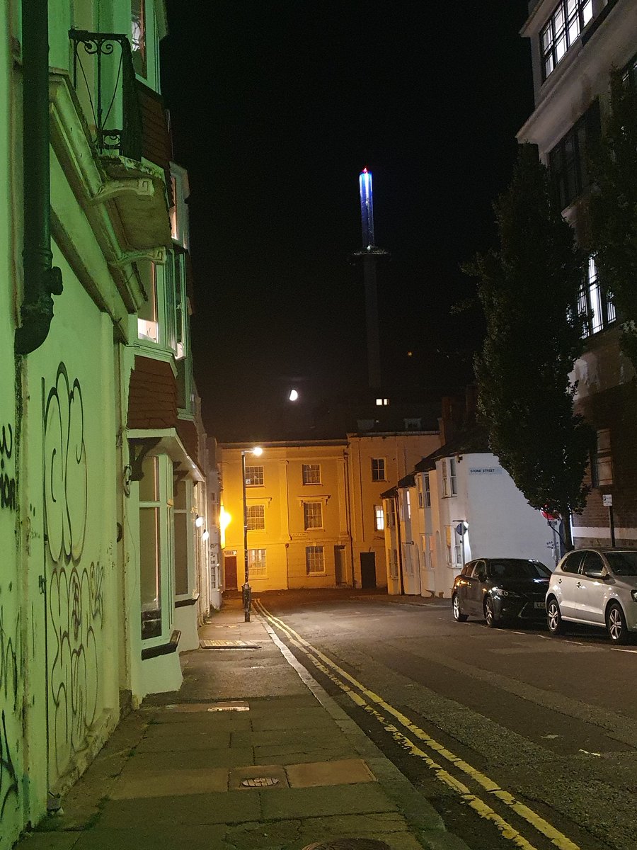 Rowan_LHS's tweet photo. "Four in the morning and here I am walking down the street like a drunk man"

พูดเบาๆกับตัวเองขณะเดินตากลมกลับสตูดิโอเช่าตัวเองที่เช่าเผื่อไว้ในวันที่กลับหลังเคอร์ฟิว มือยังคงถือกระป๋องเบียร์ที่เหลืออยู่ประมาณ 1/4 ของกระป๋องไปด้วย https://t.co/3Wihv3cchz