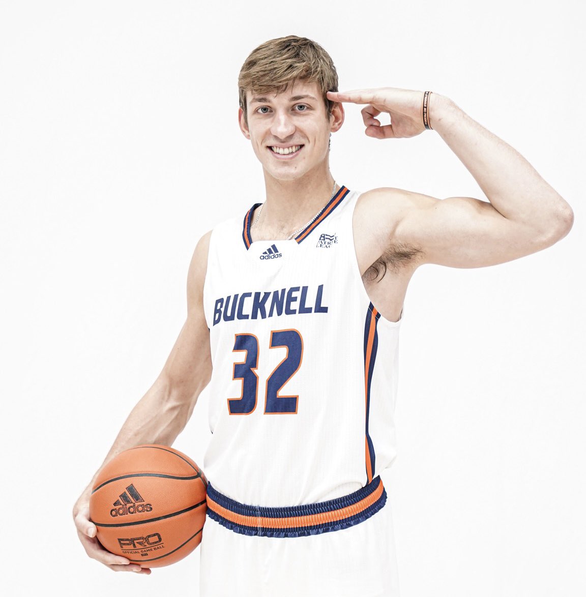 Bucknell_MBB's tweet photo. Sneak peek at Media Day 📸

#rayBucknell https://t.co/CfJsLwicXV