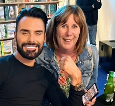 Cathy43_'s tweet photo. Photo reminiscing, shame Rylan wasn't sharing his beer! #Rylan # Cheltenham Literary Festival #mariealtham #Eurovision2022 #6goteurovision https://t.co/CyWbV3ynIz