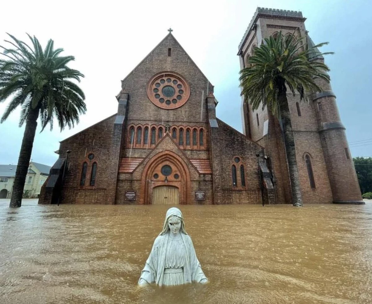 MurrayAHarvey's tweet photo. The media contingent thought this might make a good picture given the earlier evocative image from the #LismoreFloods. @JustinWelby @GraftonDiocese https://t.co/c5JSz3hRD3