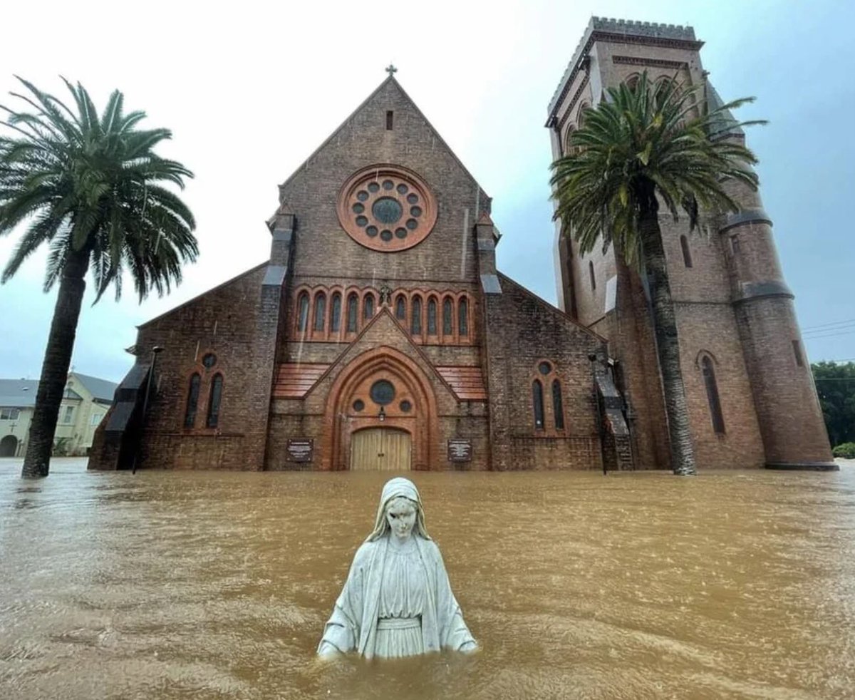 The media contingent thought this might make a good picture given the earlier evocative image from the #LismoreFloods. @JustinWelby @GraftonDiocese