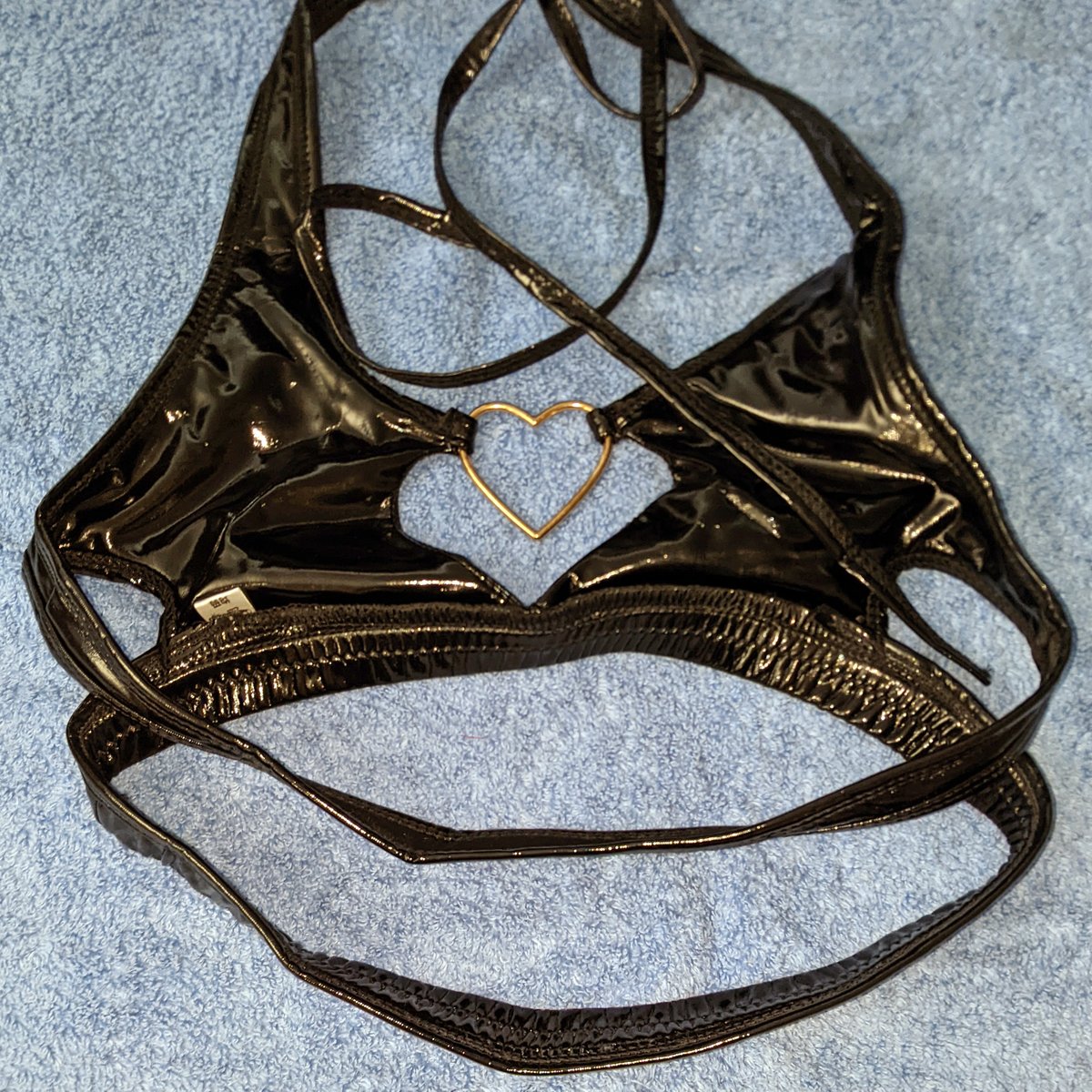 MaidenLili's tweet photo. Got a new top but it didn't fit cos my breasts are too big. Fixed it w/ strap extension &amp; adding bra hooks.
https://t.co/RJv01RbFxd
#cosplaylife #cosplayprogress #cosplaywip #cosplay #cosplayer #cosplaygirl #vinylclothing #vinylfashion #erocosplay #sewing #brasewing #bramaking https://t.co/UXdANTafnF