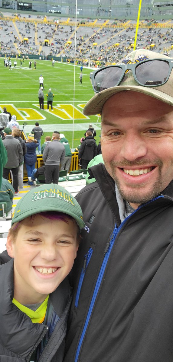 SamHrnndz's tweet photo. You never forget your first trip to Lambeau Field. I loved getting to be with Brett for his first of many trips to see the Pack. https://t.co/YHiVX6iR8g