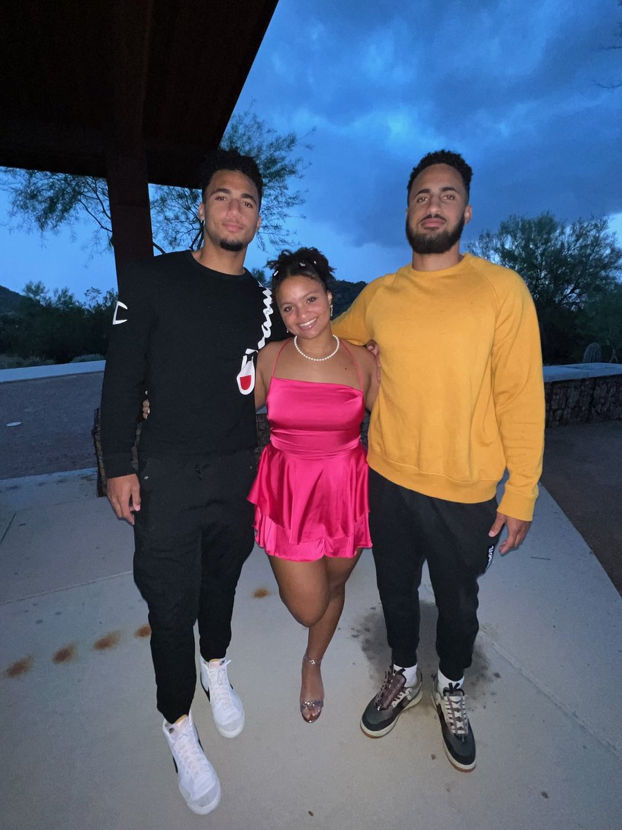 JamesDanielsPop's tweet photo. Raising men who know how to love & protect women, starting with their mama & little sisters! #Underdig✊🏾 #TeamDaniels👑👑👑 https://t.co/DLGSUPzNkS