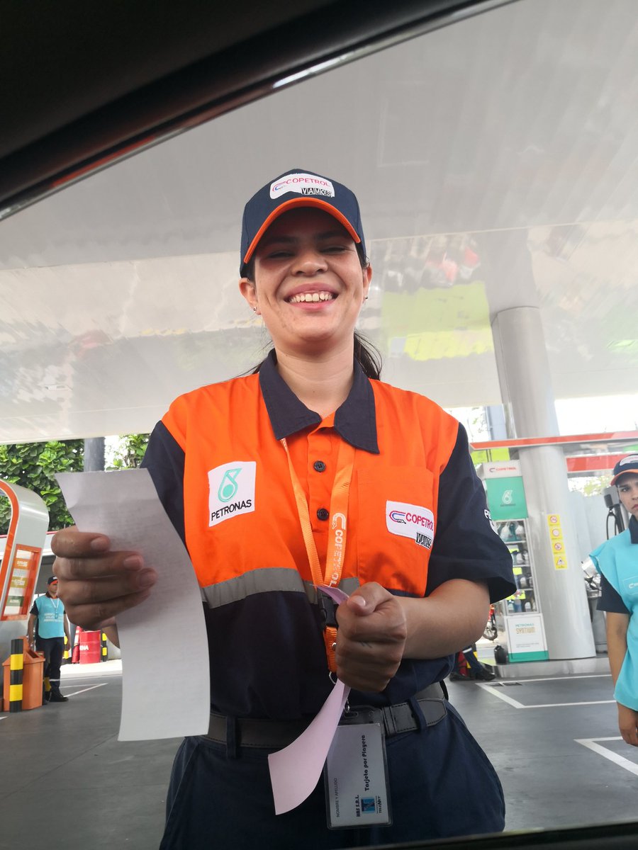 Gente, les ruego un RETUIT.
Esta chica se llama NILSA ORTÍZ y trabaja en la Copetrol de Mcal López y Rca Argentina.
Hoy al mediodía me quedé sin agua en el radiador, a una cuadra de ahí, le pedí y líquido refrigerante de 4 L. y me di cuenta que no tenía plata, le dije si....