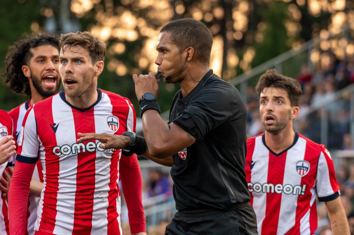 [Arbitrage] L'arbitre québécois Mathieu Souare était en charge de la demie-finale opposant Pacific FC à Athlético Ottawa, en Première Ligue Canadienne (CPL), samedi dernier! Félicitations pour cette assignation dans les séries de fin saison, Mathieu! 💪🏻