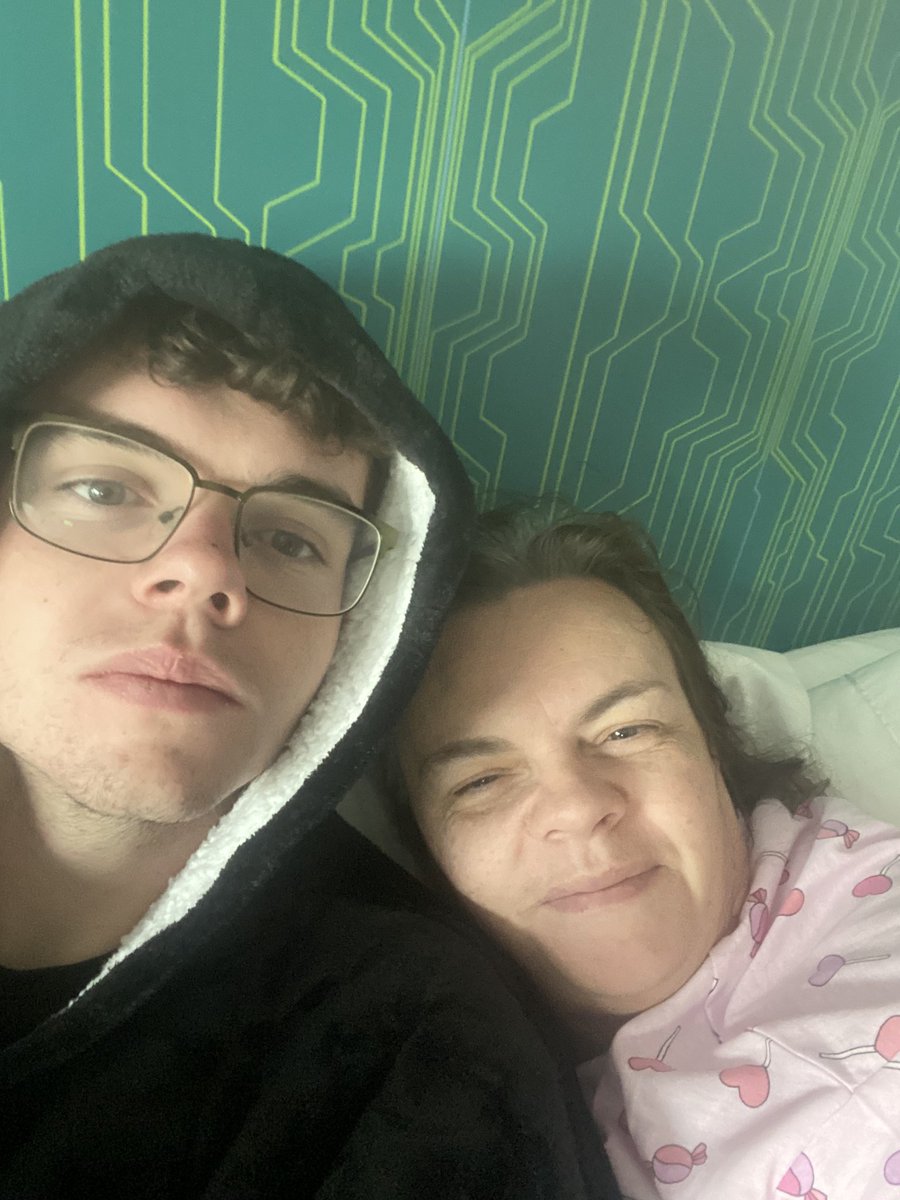 MrsDevine76's tweet photo. Managed to get through 4 flights in order to be reunited with my baby boy. Time for a weeks holiday in Nebraska https://t.co/zMYl71Glpc