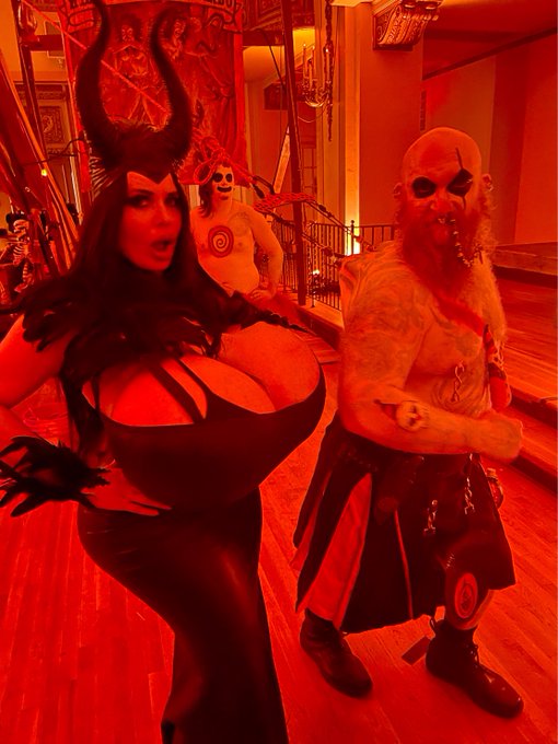 Had a amazing night at Theater Bizarre in Detroit. https://t.co/MAQiotLCYM