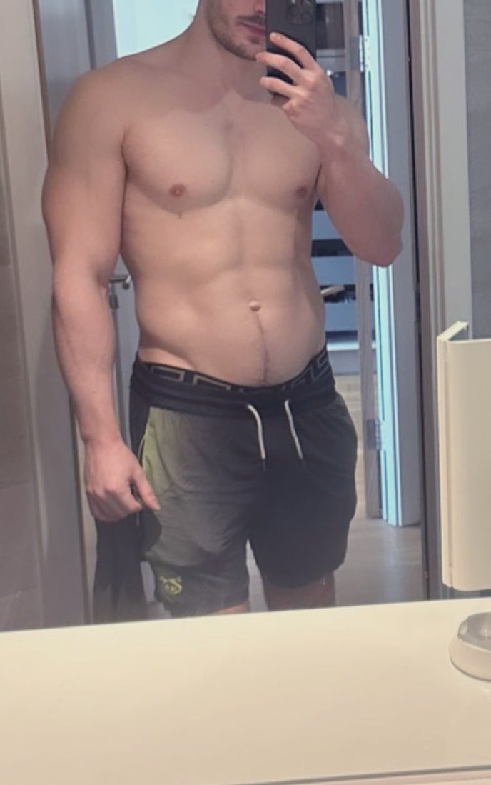 Zivaldrorth's tweet photo. ¿Aun se estila eso de mostrarse semidesnudos? https://t.co/C97RPtTI96