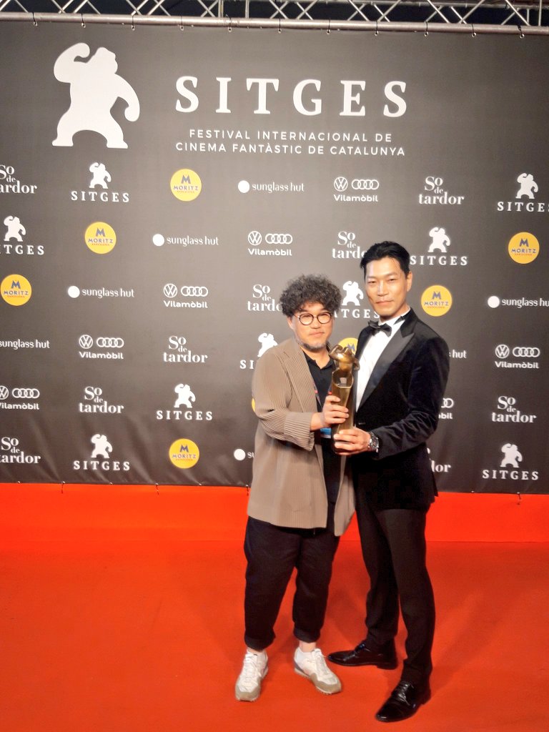 101622] Director #KimHongSun and Actor #ChoiGwiHwa with the trophy for 'Special Jury Award' at #Sitges2022 Closing 
Ceremony 💐🏆 👏
#SeoInGuk #JangDongYoon #JungSoMin 
#ProjectWolfHunting #늑대사냥 👏
Credit: sitgesfestival IG story donoivan, and cineasia_online on twitter 🙏🙏