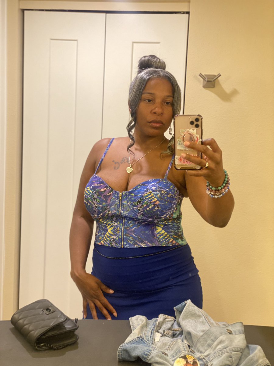 JustLivingNSht's tweet image. I’ve had this top for at least 6yrs or more.. wore it once; I’ve attempted to wear it several times but I was too big; the zipper would slide down. I wore it last night with room to breathe. Workout win. 🏋🏽‍♀️ #100DayChallenge 💖✨ #Chapter43 fk a filter