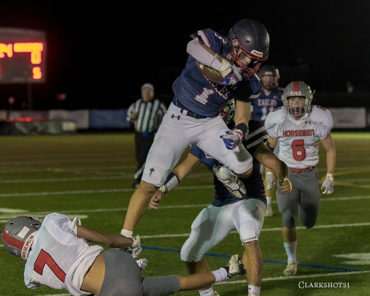 Clarkshots1's tweet photo. Eastchester Eagles soar over Sleepy Hollow Horseman @EastchesterFB @lohudsports https://t.co/fyiVW0VI9d