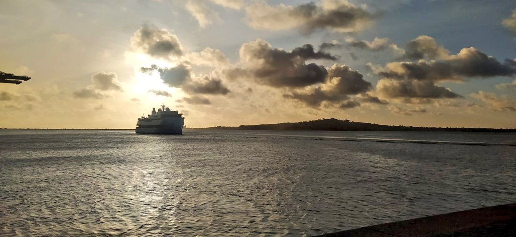 🇺🇾🛳 #URUGUAY Miren quien volvió!! Llegó a esta hora al puerto de #Montevideo el crucero #GregMortimer. Atracará en el muro dos del puerto capitalino. Unas postales las fotos de 📸 @kb_ortega