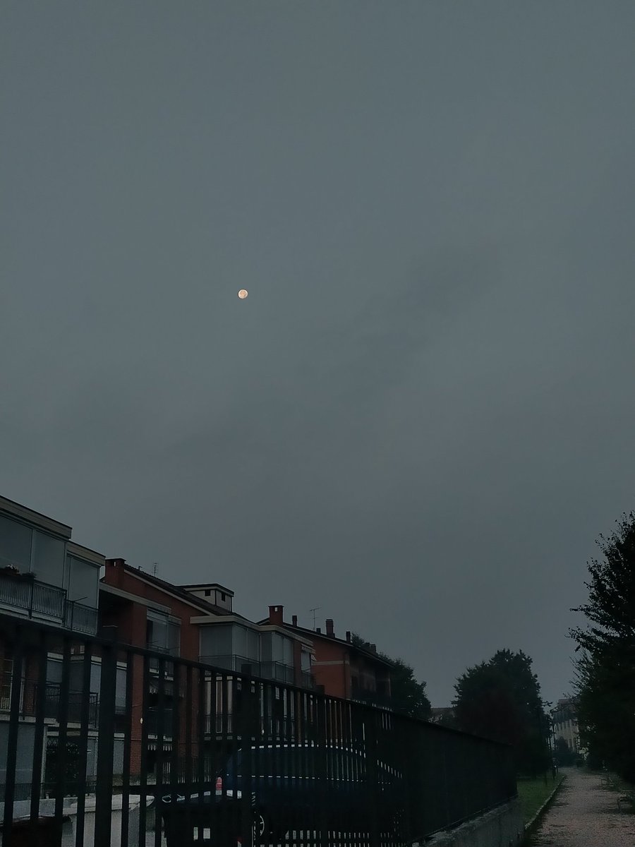 em4nu3l428's tweet photo. la luna è per pochi.. https://t.co/MdvIEX8qfm